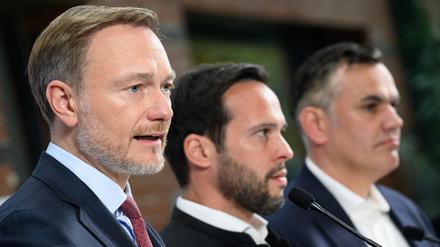 09.10.2023, Berlin: Christian Lindner äußert sich zusammen mit den beiden FDP-Spitzenkandidaten Martin Hagen (Bayern) und Stefan Naas (Hessen).