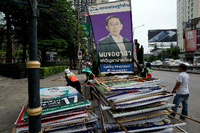 Nach der Wahl: Arbeiter stapeln Wahlplakate am Straßenrand.