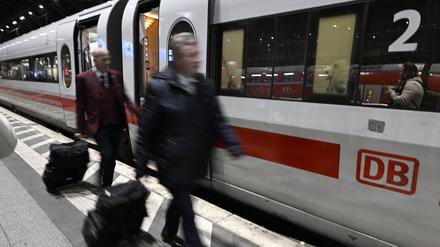 Reisebegleiter steigen in einen ICE der Deutschen Bahn am Hauptbahnhof in Köln ein. 