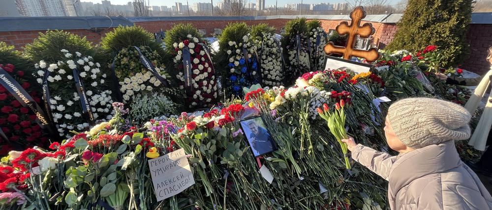 Ein Frau legt nach der Beerdigung von Alexej Nawalny auf dem Borisowskoje-Friedhof Blumen am Grab ab. Nawalny, der der schärfste Gegner von Präsident Wladimir Putin war, wurde nach einer Beerdigung, an der Tausende von Trauernden teilnahmen, unter starker Polizeipräsenz beigesetzt.