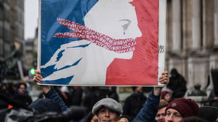 Die Straßenproteste gegen die Rentenreform in Paris und anderen französischen Städten gehen weiter, teils mit ikonischen Bildern der Revolution.