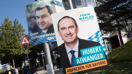 Markus Söder (CSU) und Hubert Aiwanger (Freie Wähler) wollen nach der Bayern-Wahl im Oktober zusammen weiterregieren.