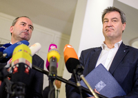 Zwei, die sich verstehen: Hubert Aiwanger, Chef der Freien Wähler, und Markus Söder (CSU), der Ministerpräsident von Bayern.