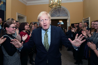 Boris Johnson lässt sich nach seinem Wahlsieg feiern.