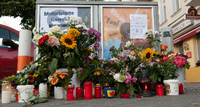 Blumen und Kerzen stehen an der Windscheidstraße, Ecke Kantstraße. Dort war bei einer Verfolgungsjagd nach einem Diebstahl die 22-jährige Johanna Hahn getötet worden.