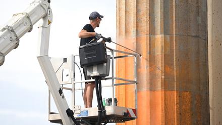 Reinigungsarbeiten nach einem Farbanschlag der Klimagruppe „Letzte Generation“ auf das Brandenburger Tor.