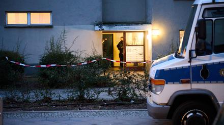 Am Morgen nach der Festnahme der früheren RAF-Terroristin Daniela Klette stehen Polizisten vor dem Haus, in dem sie gelebt haben soll. 