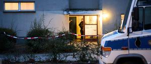 28.02.2024, Berlin: Am Morgen nach der Festnahme der früheren RAF-Terroristin Daniela Klette stehen Polizisten vor dem Haus, in dem sie gelebt haben soll. 