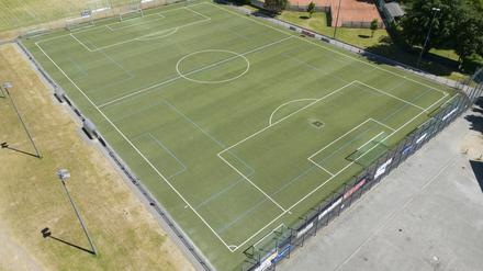 Das Spielfeld des SV Viktoria Preußen e.V. im Frankfurter Stadtteil Eckenheim (Luftaufnahme mit einer Drohne).