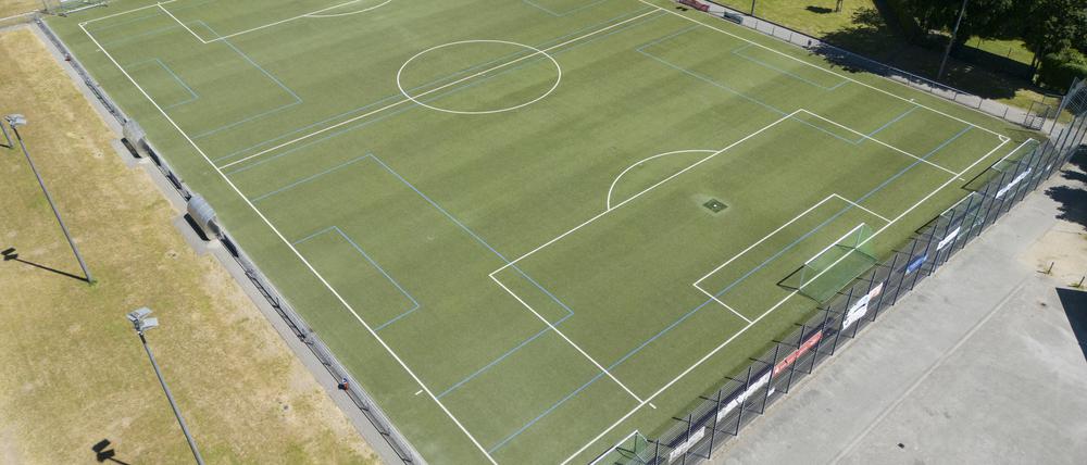 Das Spielfeld des SV Viktoria Preußen e.V. im Frankfurter Stadtteil Eckenheim (Luftaufnahme mit einer Drohne).