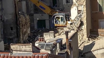 Ein Bagger räumt die Trümmer eines eingestürzten Gebäudes in Marseille. 