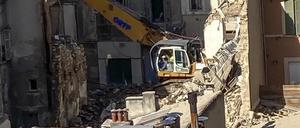Ein Bagger räumt die Trümmer eines eingestürzten Gebäudes in Marseille. 