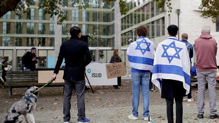12.10.2023, Berlin: Teilnehmer verschiedener Interessengruppen demonstrieren vor dem Auswärtigen Amt gegen den Terror der Hamas und für Solidarität mit den Menschen in Israel. Foto: Carsten Koall/dpa +++ dpa-Bildfunk +++
