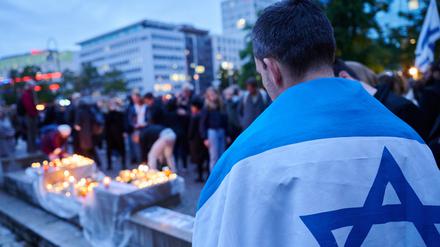 Menschen nehmen an der Veranstaltung «Gedenken der Opfer des Terrors der Hamas. Solidarität mit den Menschen in Israel und Palästina» auf dem Wittenbergplatz.