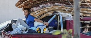 Ein Palästinenser sitzt auf der Ladefläche eines Autos. Vor einer erwarteten Bodenoffensive im Gazastreifen hat das israelische Militär mehr als eine Million Palästinenser im Norden des Küstenstreifens zur Evakuierung aufgefordert. 