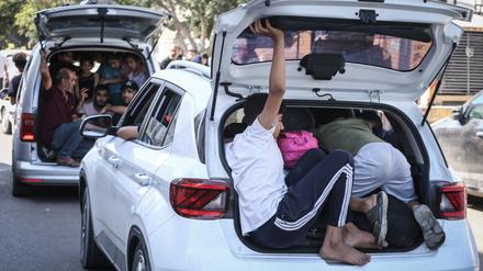 Palästinenser fliehen nach israelischen Luftangriffen in sicherere Gebiete. 