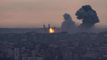 Rauch steigt nach einem israelischen Luftangriff aus einem Gebäude in Gaza auf.