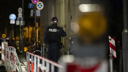 Ein Polizist steht vor dem Gebäude der Israelitischen Synagogen-Gemeinde (Adass Jisroel) zu Berlin im Berliner Ortsteil Mitte.