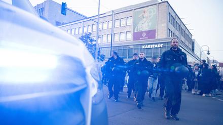 Polizeibeamte nehmen im Stadtteil Neukölln am Hermannplatz einen Mann fest. Zuvor wurde eine Pro-Palästinensische Demonstration im Stadtteil verboten - es sammelten sich aber einzelne Gruppen an verschiedenen Orten. 