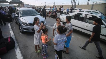 Kinder spielen beim Warten am Grenzübergang Rafah zwischen dem Gazastreifen und Ägypten. 
