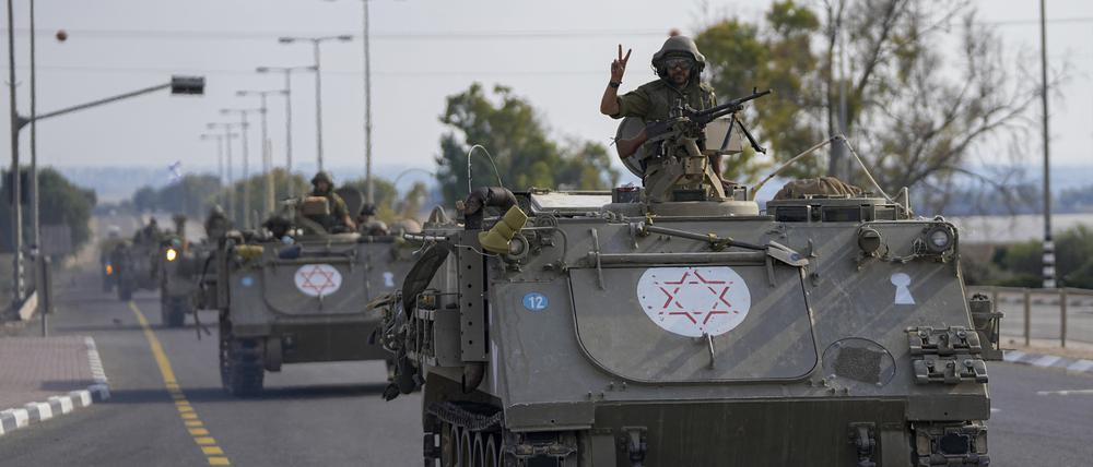 Ein israelischer Soldat zeigt das Victory-Zeichen von einem gepanzerten Mannschaftstransportwagen aus, der sich im Süden Israels auf die Grenze zum Gazastreifen zubewegt. 