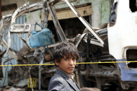 Ein Junge am Ort des Luftangriffs im Jemen