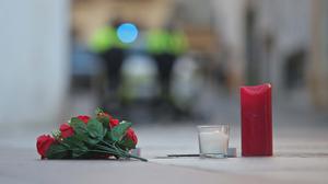 Blumen und Kerzen liegen an der Stelle, an der am Mittwoch ein Messdiener einer Kirche in Algeciras, Südspanien, getötet wurde. Ein bewaffneter Angreifer hat am Mittwoch in zwei spanischen Kirchen einen Messdiener mit einer Machete getötet und vier Menschen verletzt. 
