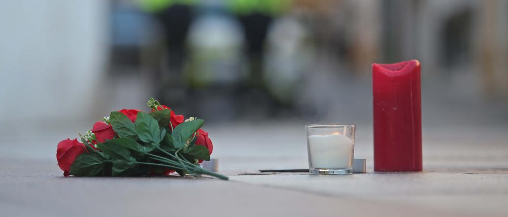 Blumen und Kerzen liegen an der Stelle, an der am Mittwoch ein Messdiener einer Kirche in Algeciras, Südspanien, getötet wurde. Ein bewaffneter Angreifer hat am Mittwoch in zwei spanischen Kirchen einen Messdiener mit einer Machete getötet und vier Menschen verletzt. 