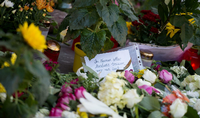 Vor dem Hamburger Supermarkt, in dem ein Kunde erstochen wurde, liegen Blumen, Kerzen und Worte der Trauer.