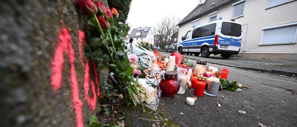 Kerzen und Blumen stehen am Tatort in Illerkirchberg. ldfunk +++