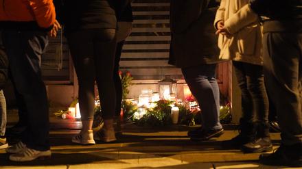 Einwohner der Kleinstadt Brokstedt gedenken am Abend der Opfer der Messerattacke auf dem Bahnsteig im Bahnhof von Brokstedt. 