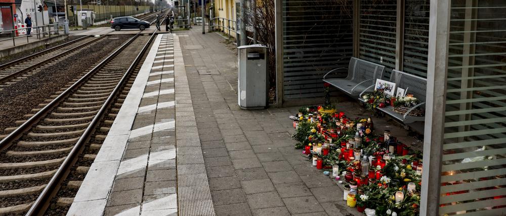 Blumen, Kerzen und verschiedene Bilder sind im Wartehäuschen am Bahnhof Brokstedt zum Gedenken an die Opfer der Messerattacke niedergelegt.