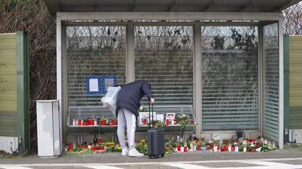 In einem Wartehäuschen sind Blumen, Kerzen und Bilder zum Gedenken an die Opfer der Messerattacke in Brokstedt niedergelegt worden. 