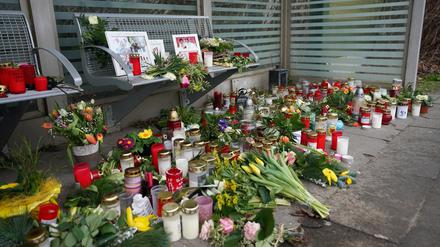 Kerzen und Blumen im Bahnhof Brokstedt.