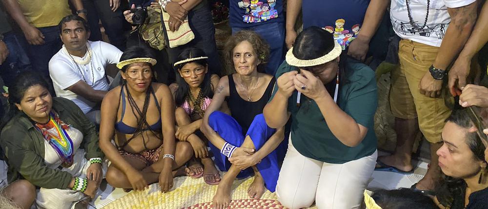 In einer symbolischen Geste besuchte eine hochrangige Delegation der brasilianischen Regierung am Montag die Region, in der der indigene Experte Bruno Pereira und der britische Journalist Dom Phillips im vergangenen Jahr ermordet wurden. 