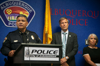 Albuquerques Polizeichef Harold Medina (l.) neben Bürgermeister Tim Keller