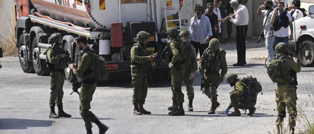 Israelische Streitkräfte arbeiten nahe der Stelle, an der ein Soldat durch Schüsse verletzt wurde.