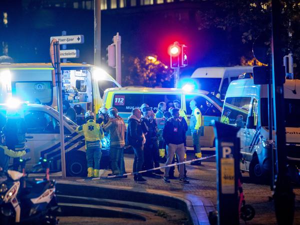 Polizisten stehen am Tatort. In Brüssel starben zwei Menschen durch Schüsse.