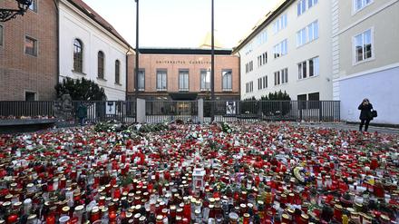 Ein Mahnmal mit Blumen und Kerzen für die Opfer des Amoklaufs an der Prager Karls-Universität.