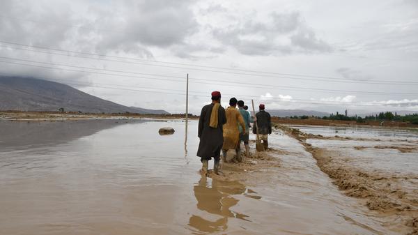 Menschen arbeiten nach heftigem Regen. In Afghanistan sind innerhalb weniger Tage landesweit mindestens 62 Menschen nach Sturzfluten ums Leben gekommen. 