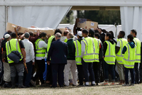 Neuseeland, Christchurch: Trauernde tragen die Leichen von zwei Opfern des rassistisch motivierten Attentats im Rahmen ihrer Beerdigung.