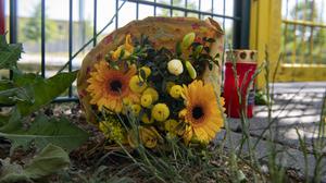 Blumen und eine Kerze erinnern an einem Zaun in Lichtenberg an einen 15-Jährigen aus Berlin, der nach einer Schlägerei bei einem Fußballturnier in Frankfurt/Main verstarb. 