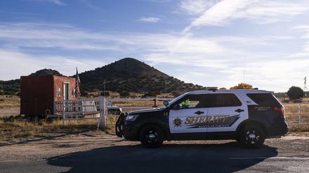 Ein Wagen des Sheriffs von Santa Fe County parkt auf der Straße am Eingang der Bonanza Creek Ranch (Archivfoto).