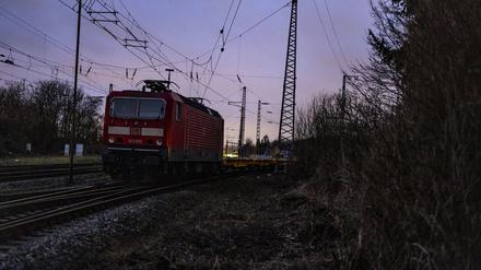 Die Lok mit Anhängern des Güterzuges steht auch am Morgen weiterhin auf den Gleisen.