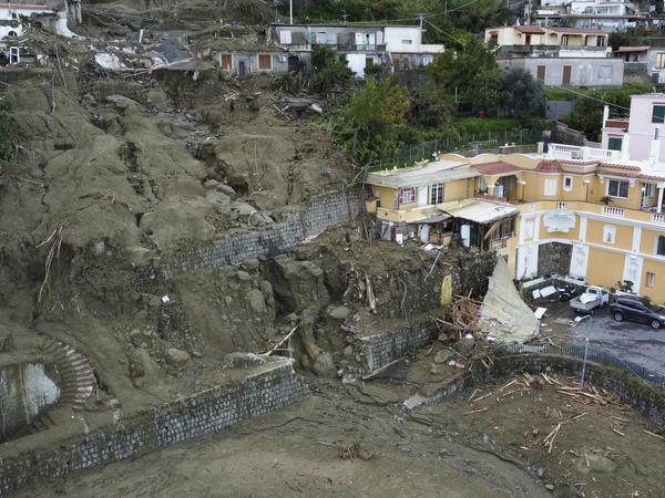Die Luftaufnahme vom 27.11.2022 zeigt beschädigte Häuser in Casamicciola auf der Insel Ischia (Italien) nach einem Erdrutsch. 