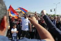 Unterstützer des Oppositionellen Paschinjan demonstrieren und blockieren eine Straße in Armeniens Hauptstadt Eriwan.