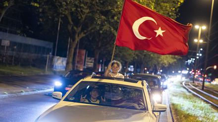 Am Abend der Wahl fahren Anhänger des bislang amtierenden türkischen Präsidenten Erdogan in Duisburg-Marxloh mit ihren Autos über die Straßen.