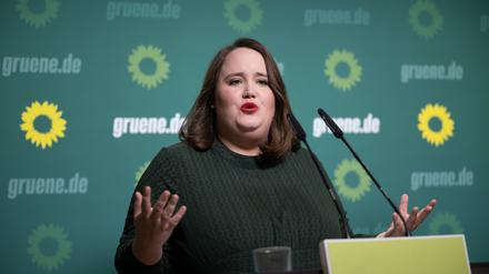 Ricarda Lang, Bundesvorsitzende von Bündnis 90/Die Grünen, spricht während einer Pressekonferenz. Den Vorstoß der FDP, Leistungen von Asylbewerbern zu kürzen, lehnt sie ab. (Archivfoto)