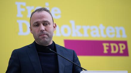  Sebastian Czaja, Spitzenkandidat der FDP Berlin, spricht während einer Pressekonferenz zum Ergebnis der Wiederholungswahl zum Berliner Abgeordnetenhaus im Hans-Dietrich-Genscher-Haus. Mit 4,6 Prozent hat die FDP den Einzug ins Abgeordnetenhaus verpasst. 