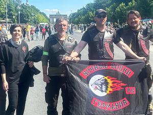 Mitglieder der sowjetisch-nationalistischen Rockergruppe «Nachtwölfe» zeigen Fahnen. Die Gruppe besucht seit Jahren verschiedene Gedenkorte anlässlich des Jahrestages des Endes des Zweiten Weltkriegs vor 79 Jahren.